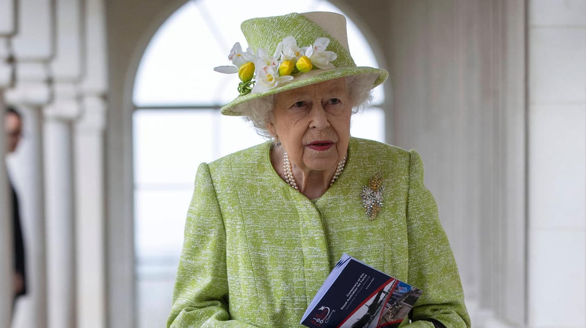 Queen Elizabeth II.: Die britische Regentin bei einem Überraschungsauftritt in England. Queen Elizabeth II.: Die britische Regentin bei einem Überraschungsauftritt in England.