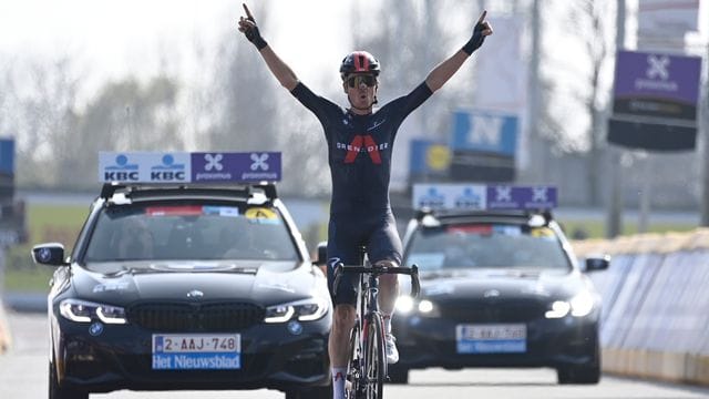 Dylan van Baarle aus den Niederlanden siegt beim Frühjahrs-Radrennen Quer durch Flandern.