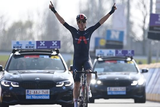 Dylan van Baarle aus den Niederlanden siegt beim Frühjahrs-Radrennen Quer durch Flandern.