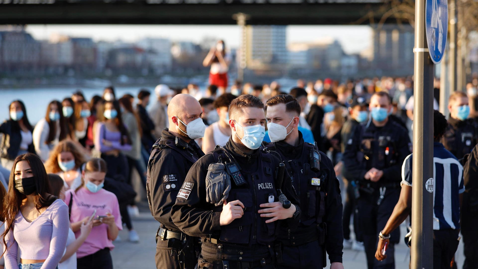 Polizisten am Rheinufer am Dienstagabend: Insgesamt wurden rund 50 Platzverweise wegen fehlender Abstände erteilt. Polizisten am Rheinufer am Dienstagabend: Insgesamt wurden rund 50 Platzverweise wegen fehlender Abstände erteilt.