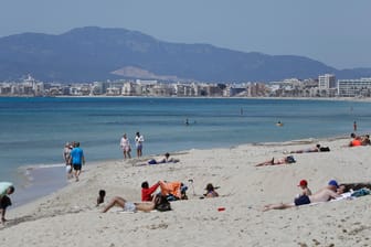 Menschen am Strand von Mallorca: Am Strand gilt hier auch weiterhin keine Maskenpflicht.