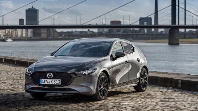 Byebye Diesel - den neuen Mazda3 vor Düsseldorfer Skyline gibt es nur noch mit verbesserten Benzinmotoren.