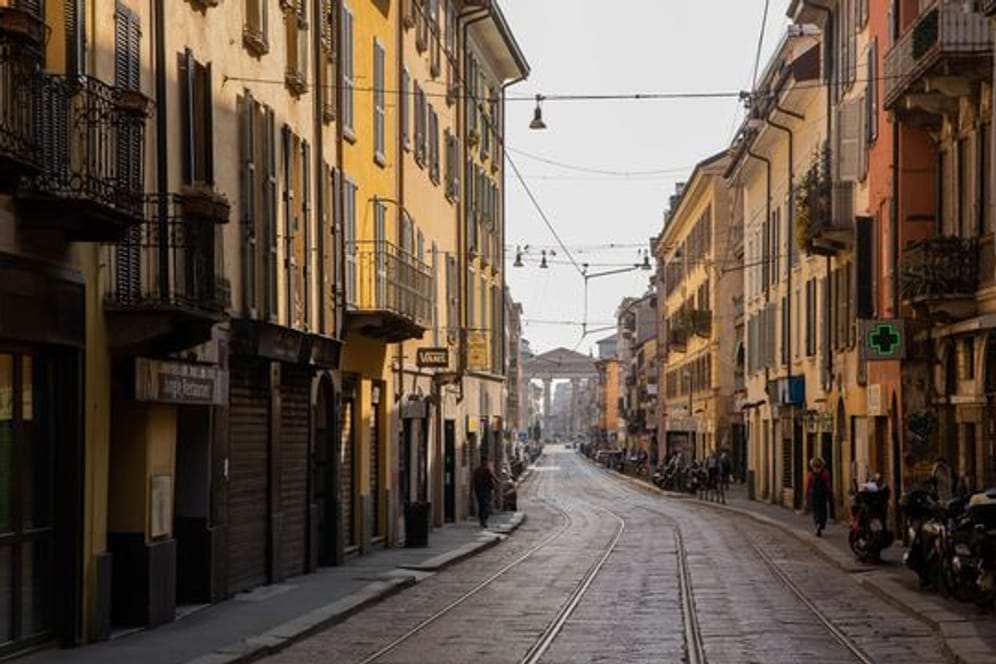 Eine fast menschenleere Straße im Stadtzentrum von Mailand.