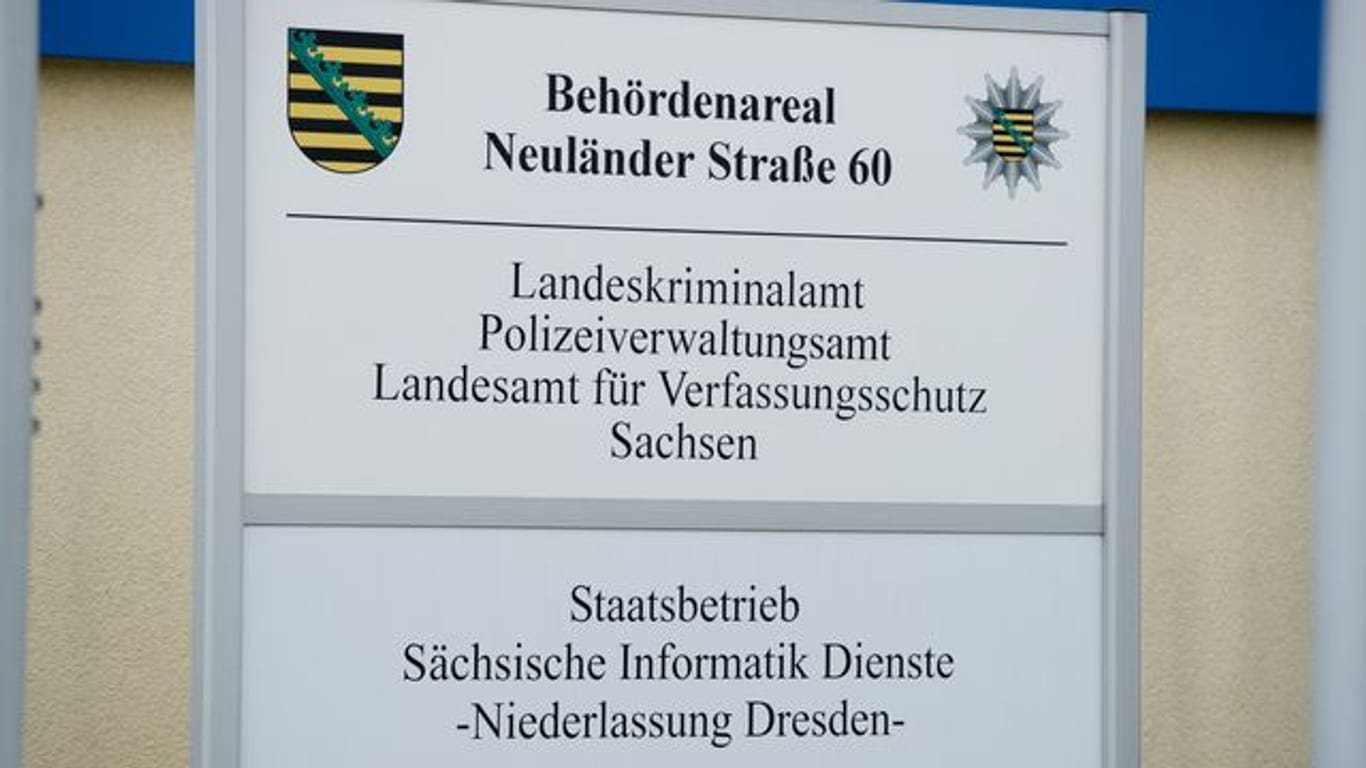 Ein Schild am Haupteingang des Landeskriminalamts Sachsen (LKA).