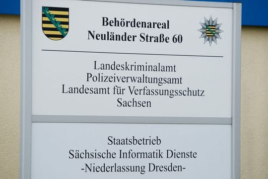 Ein Schild am Haupteingang des Landeskriminalamts Sachsen (LKA).