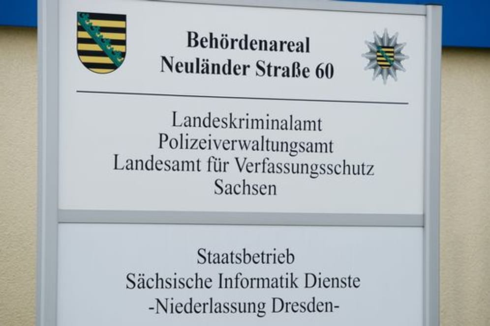 Ein Schild am Haupteingang des Landeskriminalamts Sachsen (LKA).