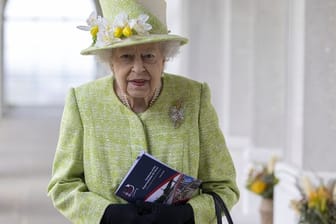 Im Frühlingslook: Queen Elizabeth beim Besuch des Kriegerdenkmals für Commonwealth-Soldaten.