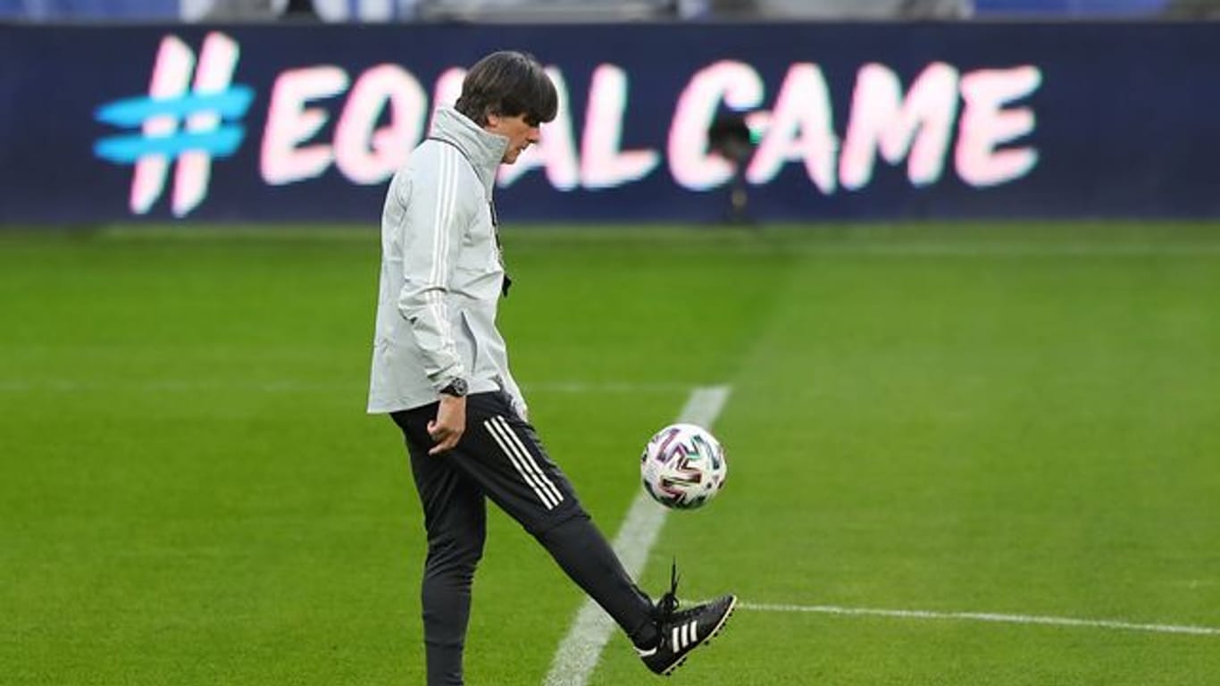Steht angeblich auf der Wunschliste von Real Madrids Clubpräsident Florentino Pérez ganz oben: Joachim Löw jongliert einen Ball.