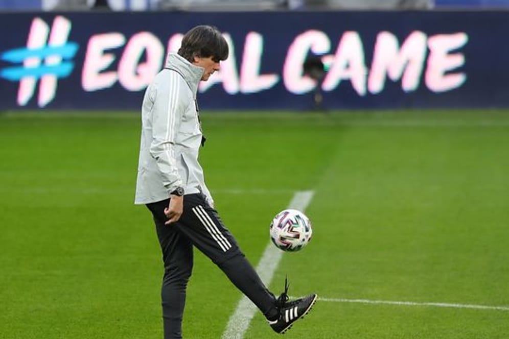 Steht angeblich auf der Wunschliste von Real Madrids Clubpräsident Florentino Pérez ganz oben: Joachim Löw jongliert einen Ball.