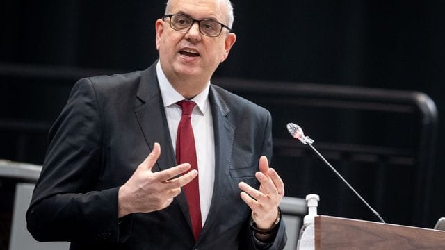 Andreas Bovenschulte (SPD) spricht im Landesparlament: Er sieht Ausgangssperren kritisch. Andreas Bovenschulte (SPD) spricht im Landesparlament: Er sieht Ausgangssperren kritisch.