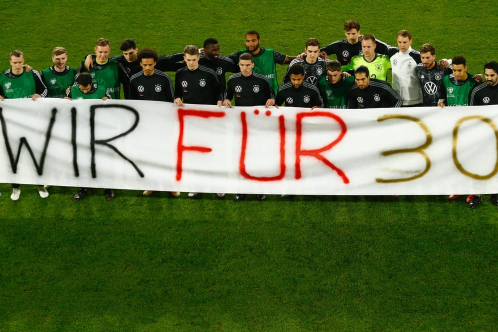 Gemeinsames Zeichen: Das DFB-Team erinnerte vor der Partie gegen Nordmazedonien mit einem Plakat an die 30 Artikel der Menschenrechtserklärung.