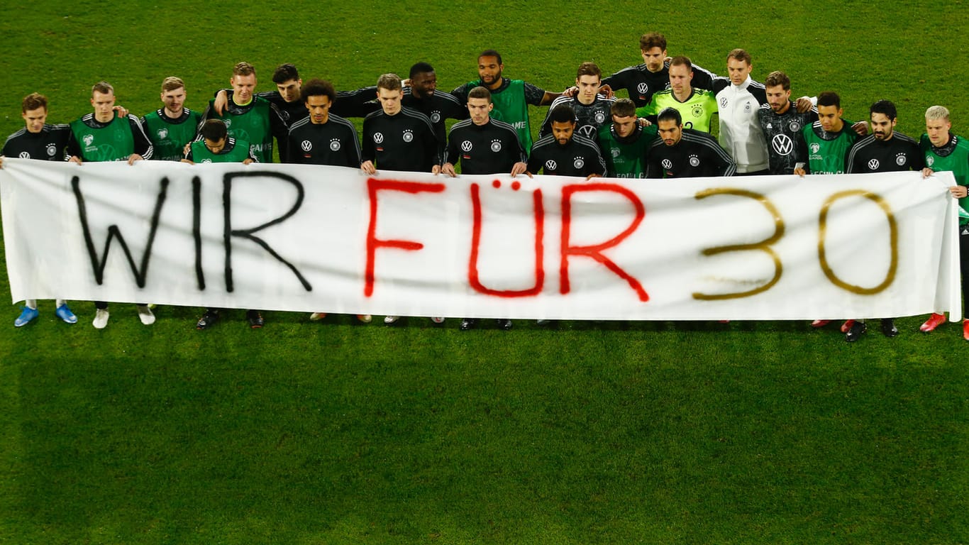 Gemeinsames Zeichen: Das DFB-Team erinnerte vor der Partie gegen Nordmazedonien mit einem Plakat an die 30 Artikel der Menschenrechtserklärung.