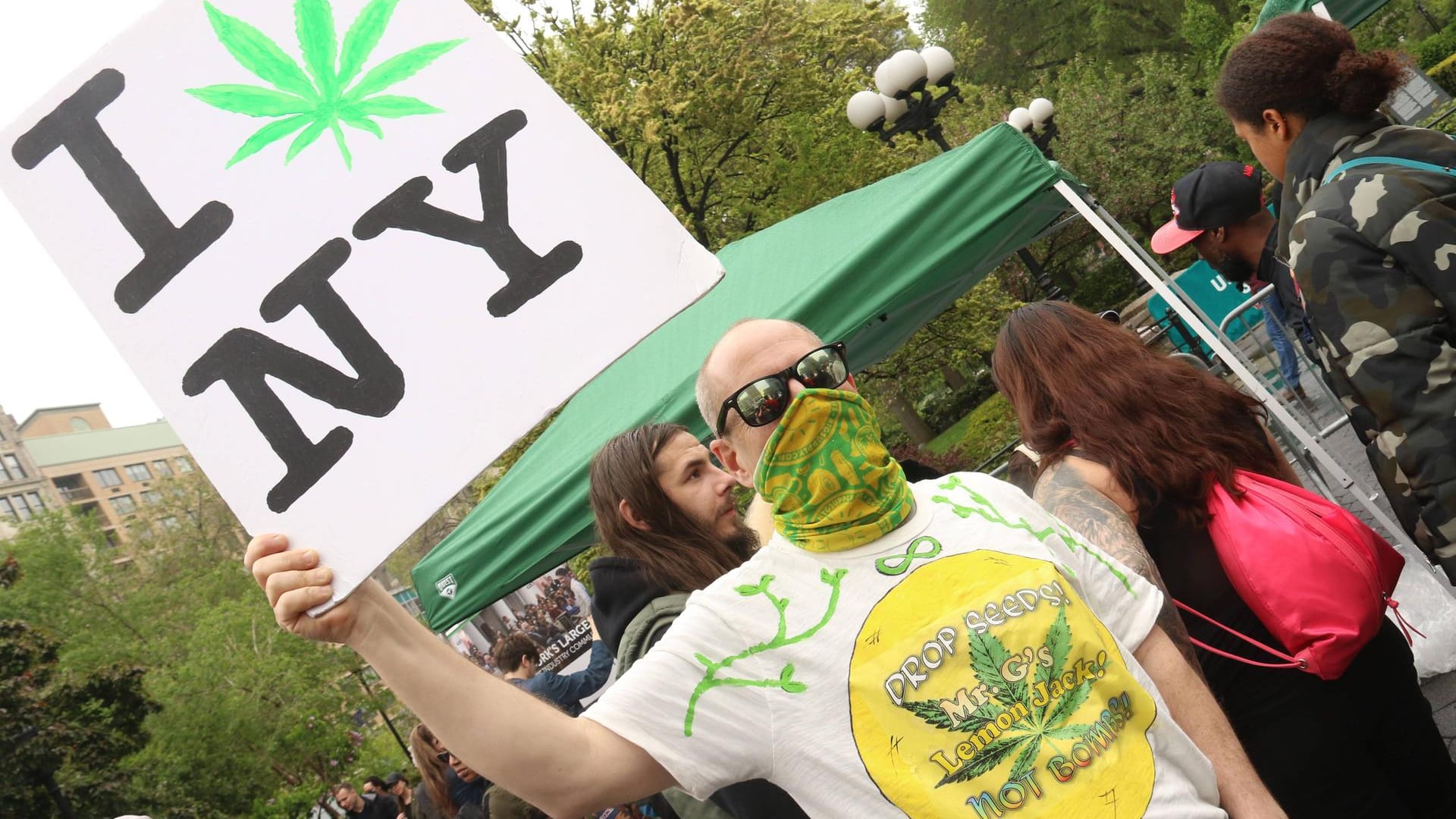 Demonstranten bei der Cannabis-Parade in New York 2019: Lange wurde gestritten, jetzt ist das Gesetz verabschiedet.