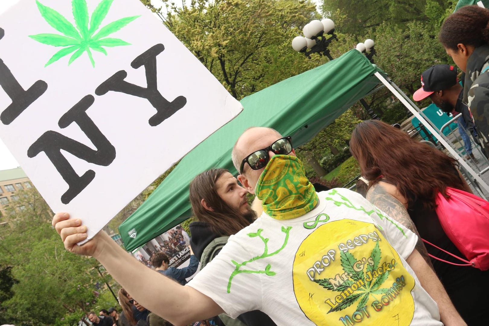 Demonstranten bei der Cannabis-Parade in New York 2019: Lange wurde gestritten, jetzt ist das Gesetz verabschiedet.