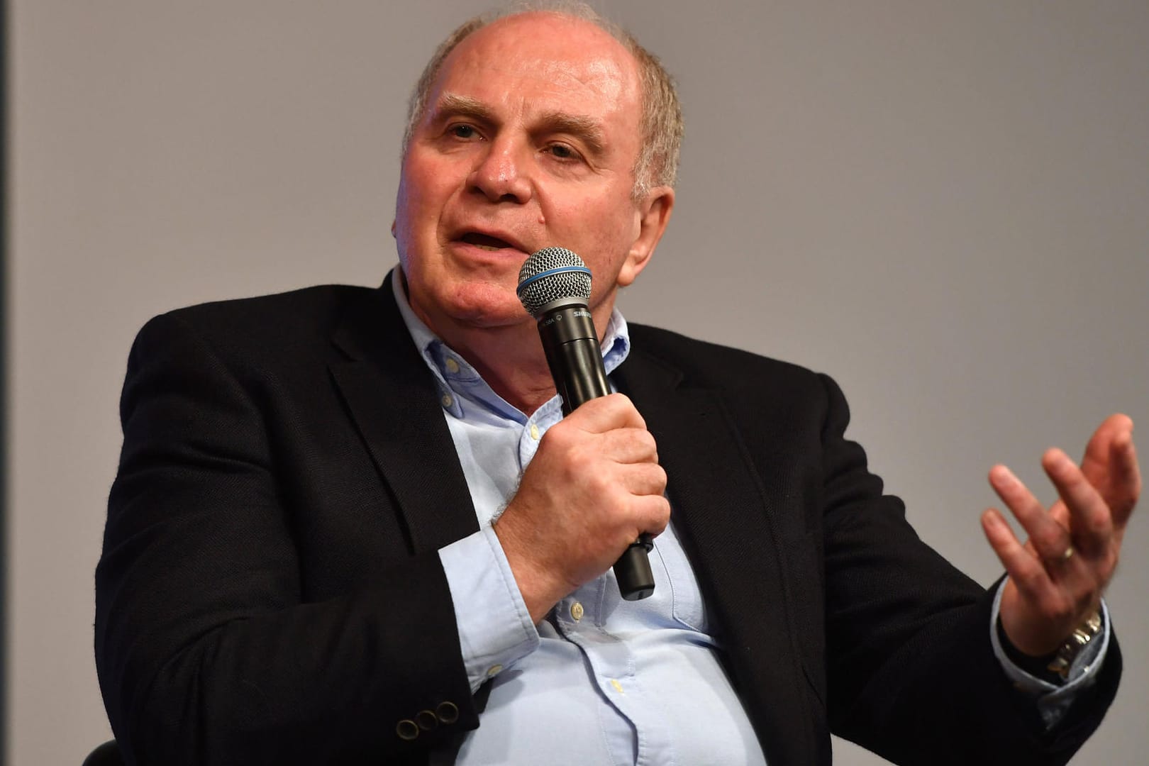 Uli Hoeneß: Die Verletzung von Robert Lewandowski macht der Bayern-Ikone Sorgen.