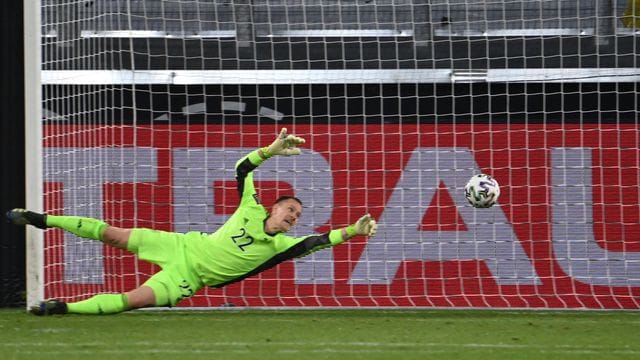 Machtlos bei den Gegentoren von Pandev und Elmas: Torwart Marc-Andre Ter Stegen. Machtlos bei den Gegentoren von Pandev und Elmas: Torwart Marc-Andre Ter Stegen.