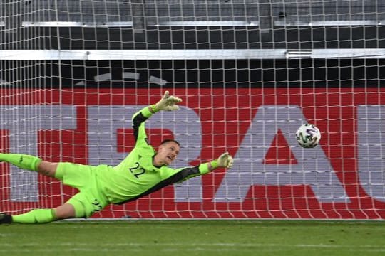 Machtlos bei den Gegentoren von Pandev und Elmas: Torwart Marc-Andre Ter Stegen.