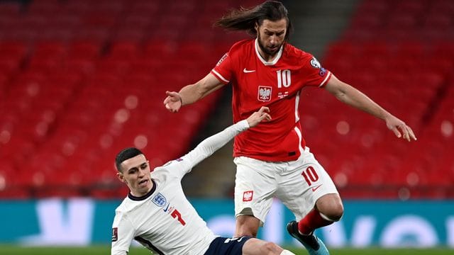 Englands Phil Foden (l) kämpft gegen den Polen Grzegorz Krychowiak um den Ball. Englands Phil Foden (l) kämpft gegen den Polen Grzegorz Krychowiak um den Ball.