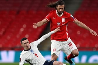 Englands Phil Foden (l) kämpft gegen den Polen Grzegorz Krychowiak um den Ball.