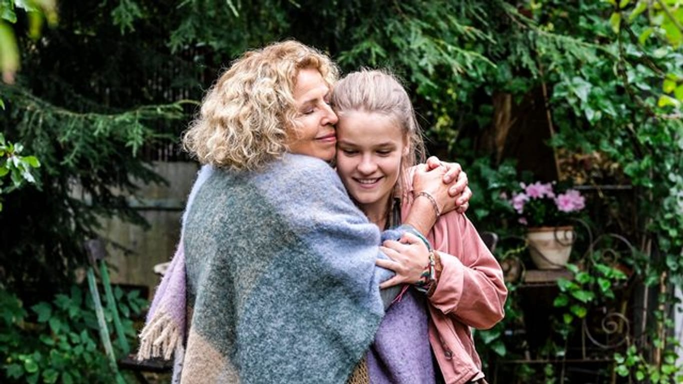 Luise (Michaela May) umarmt ihre Enkelin Mascha (Luisa Römer).