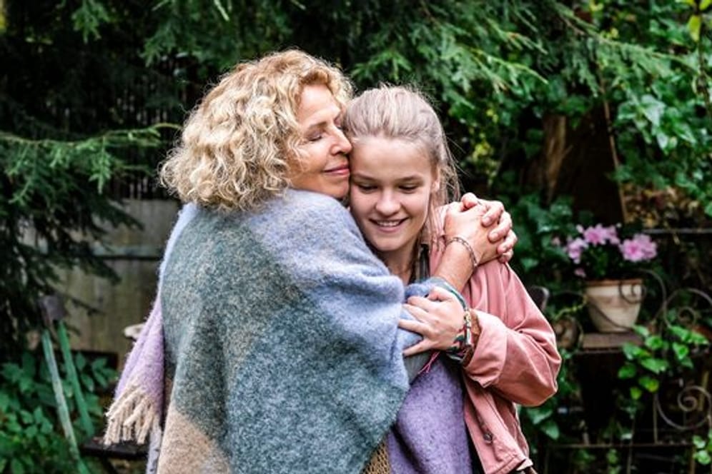 Luise (Michaela May) umarmt ihre Enkelin Mascha (Luisa Römer).