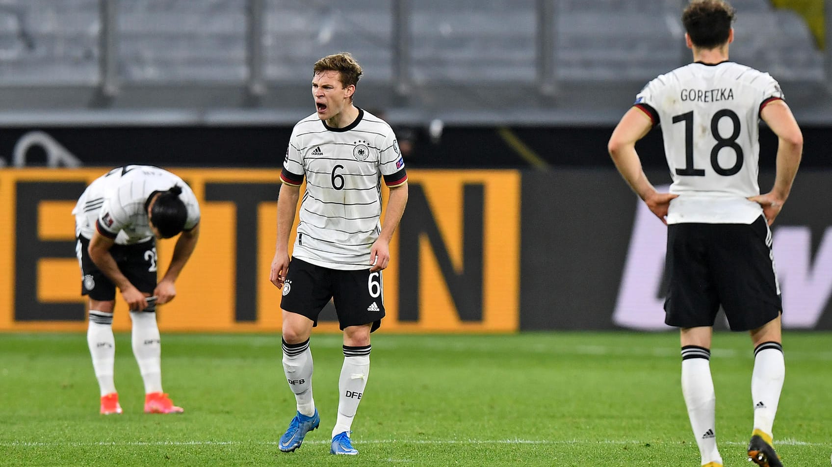 Da hilft alles Schreien nichts: Joshua Kimmich (M.) verlor mit der deutschen Nationalmannschaft völlig überraschend gegen Nordmazedonien. Da hilft alles Schreien nichts: Joshua Kimmich (M.) verlor mit der deutschen Nationalmannschaft völlig überraschend gegen Nordmazedonien.