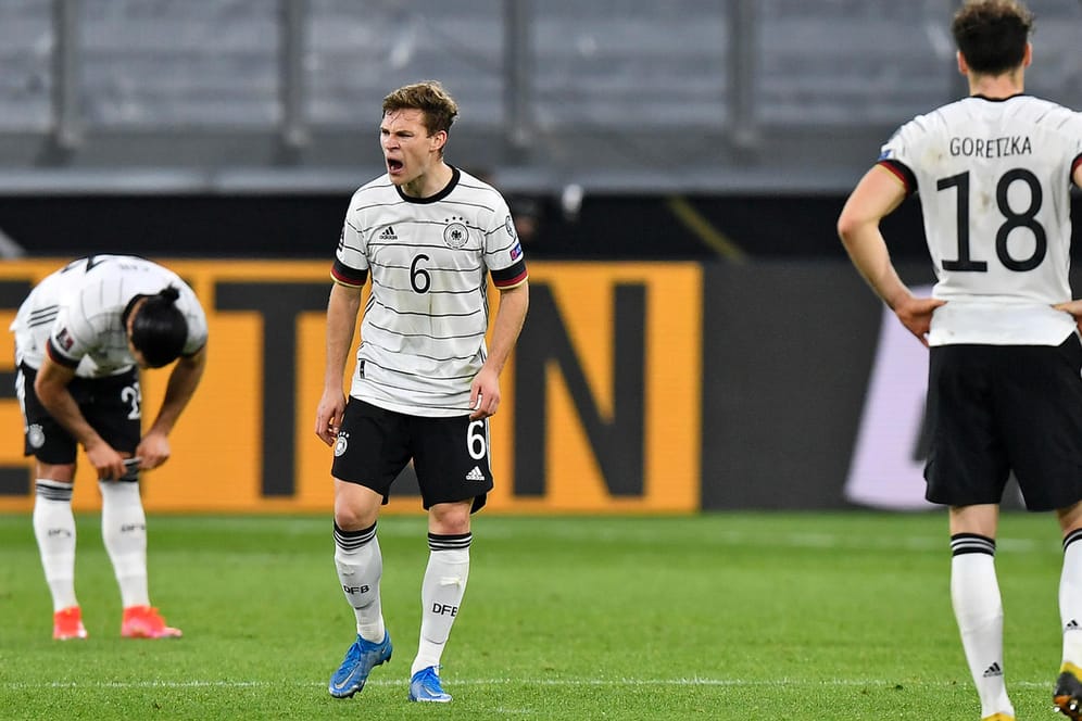 Da hilft alles Schreien nichts: Joshua Kimmich (M.) verlor mit der deutschen Nationalmannschaft völlig überraschend gegen Nordmazedonien.