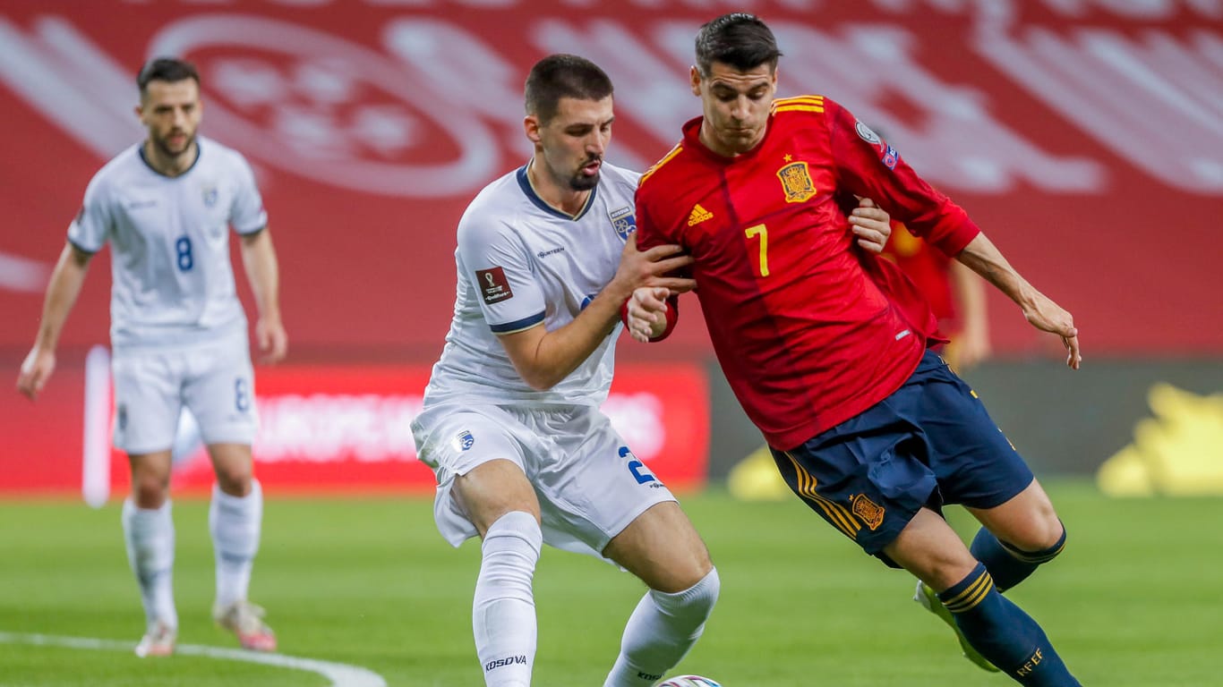 Spaniens Alvaro Morata (r) und Kosovos Ibrahim Dresevic in Aktion: Spanien hat in Sevilla souverän einen Sieg hingelegt.