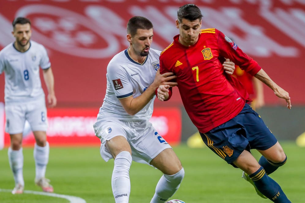 Spaniens Alvaro Morata (r) und Kosovos Ibrahim Dresevic in Aktion: Spanien hat in Sevilla souverän einen Sieg hingelegt.
