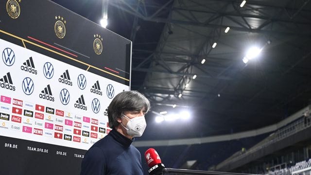 Musste nach der DFB-Blamage gegen Nordmazedonien einige Fragen beantworten: Bundestrainer Joachim Löw. Musste nach der DFB-Blamage gegen Nordmazedonien einige Fragen beantworten: Bundestrainer Joachim Löw.
