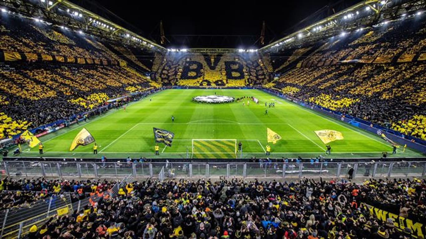 Die Dortmunder Fans zeigen vor Beginn des Spiels im Signal Iduna Park eine Choreogephie die über 3 Tribünen.