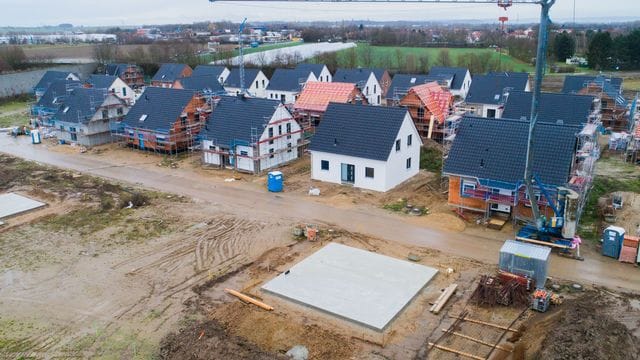Einfamilienhäuser werden in der Region Hannover gebaut. Einfamilienhäuser werden in der Region Hannover gebaut.