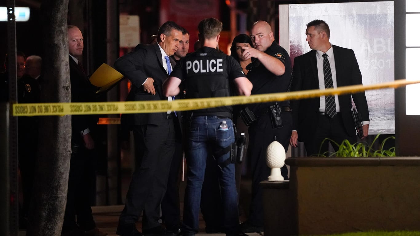 Ermittler am Tatort im US-Bundesstaat Kalifornien: In einem Bürogebäude in der Stadt Orange sind mehrere Menschen durch Schüsse getötet worden.