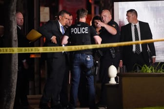 Ermittler am Tatort im US-Bundesstaat Kalifornien: In einem Bürogebäude in der Stadt Orange sind mehrere Menschen durch Schüsse getötet worden.