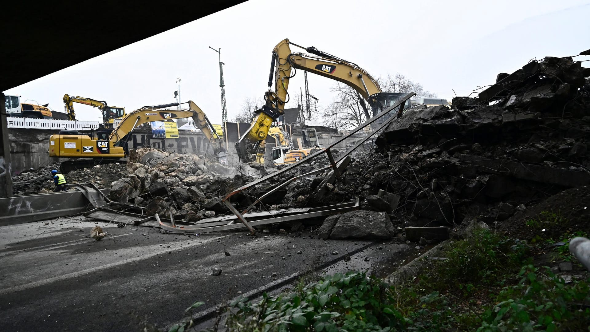 Abriss zweier schwer beschädigter Eisenbahnbrücken an der A40 im Dezember 2020: Hier will die Bahn nun neue Brücken einbauen.