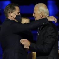 Hunter Biden und sein Vater Joe in der US-Wahlnacht: Unter anderem wegen seiner Geschäfte in der Ukraine und China wurde er regelmäßig von Ex-Präsident Donald Trumps angegriffen.