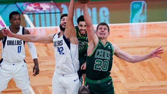 Deutsches Duell: Maxi Kleber (l) behielt mit den Dallas Mavericks gegen Moritz Wagner und die Boston Celtics die Oberhand. Deutsches Duell: Maxi Kleber (l) behielt mit den Dallas Mavericks gegen Moritz Wagner und die Boston Celtics die Oberhand.
