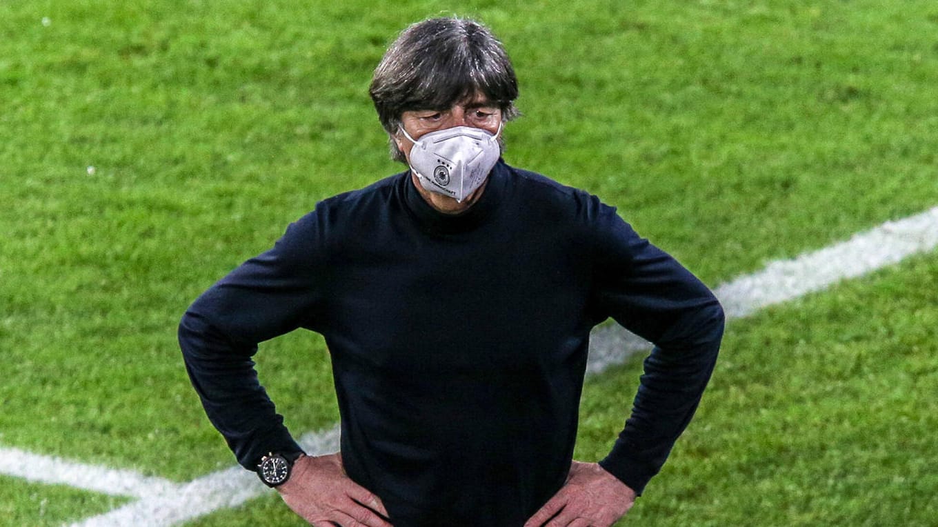 Jogi Löw: Der Bundestrainer war nach der Niederlage gegen Nordmazedonien sichtlich bedient. Jogi Löw: Der Bundestrainer war nach der Niederlage gegen Nordmazedonien sichtlich bedient.