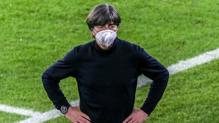 Jogi Löw: Der Bundestrainer war nach der Niederlage gegen Nordmazedonien sichtlich bedient.