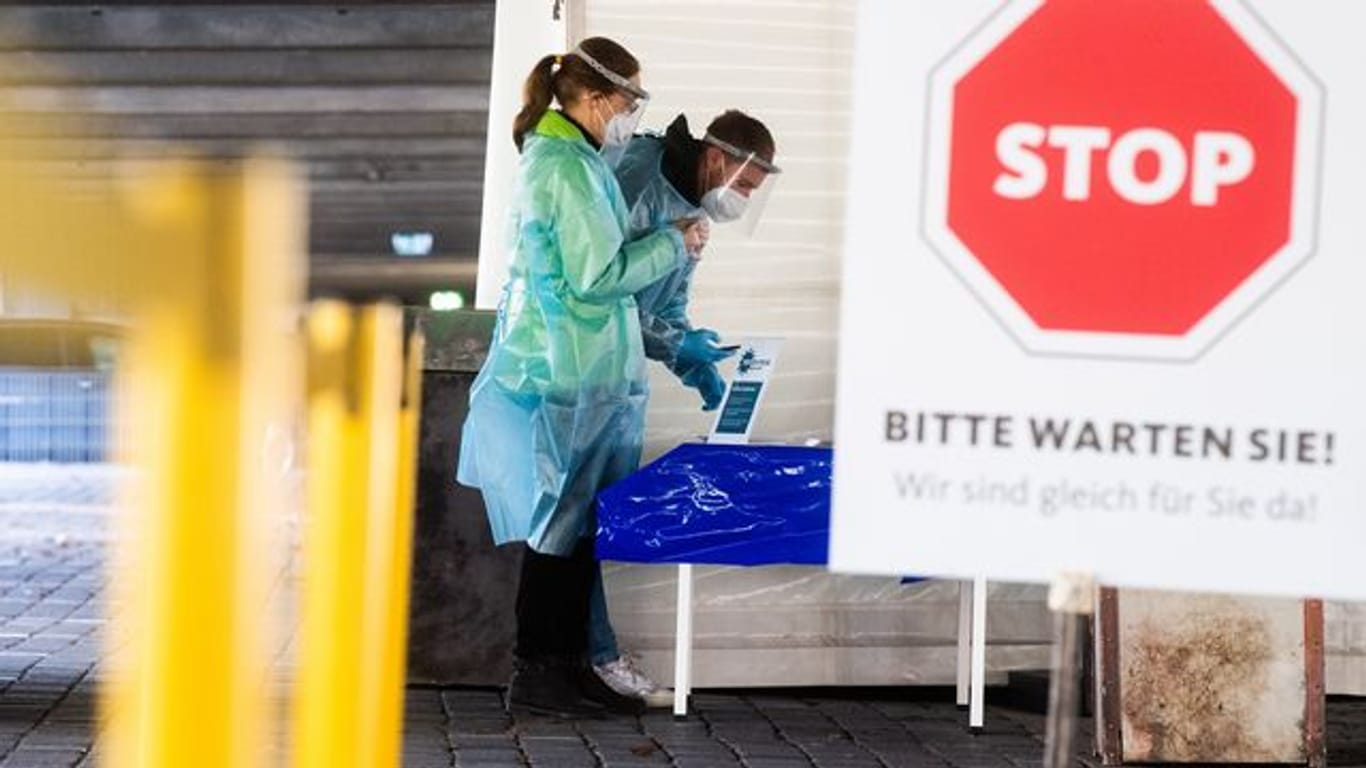 Helfer bereiten in Hannover Schnelltests auf das Coronavirus für Autofahrer vor.