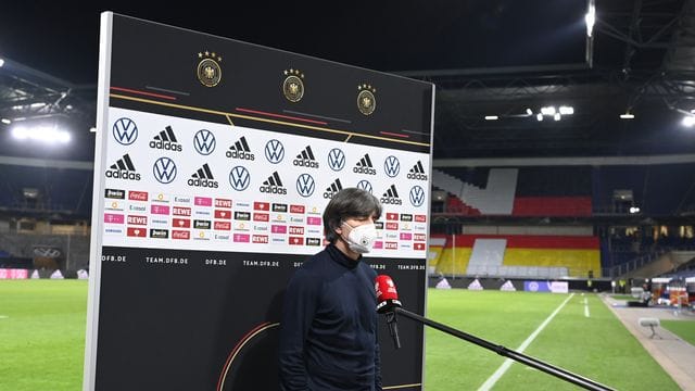 Redebedarf: Bundestrainer Joachim Löw steht nach der Blamage gegen Nordmazedonien Rede und Antwort.