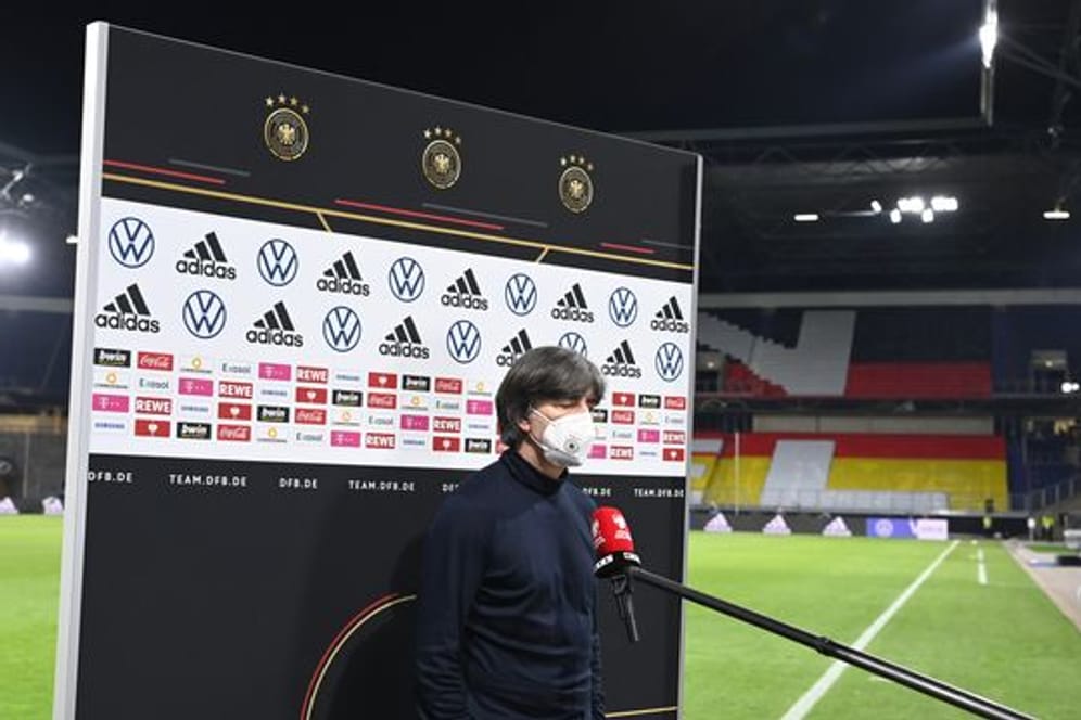 Redebedarf: Bundestrainer Joachim Löw steht nach der Blamage gegen Nordmazedonien Rede und Antwort.