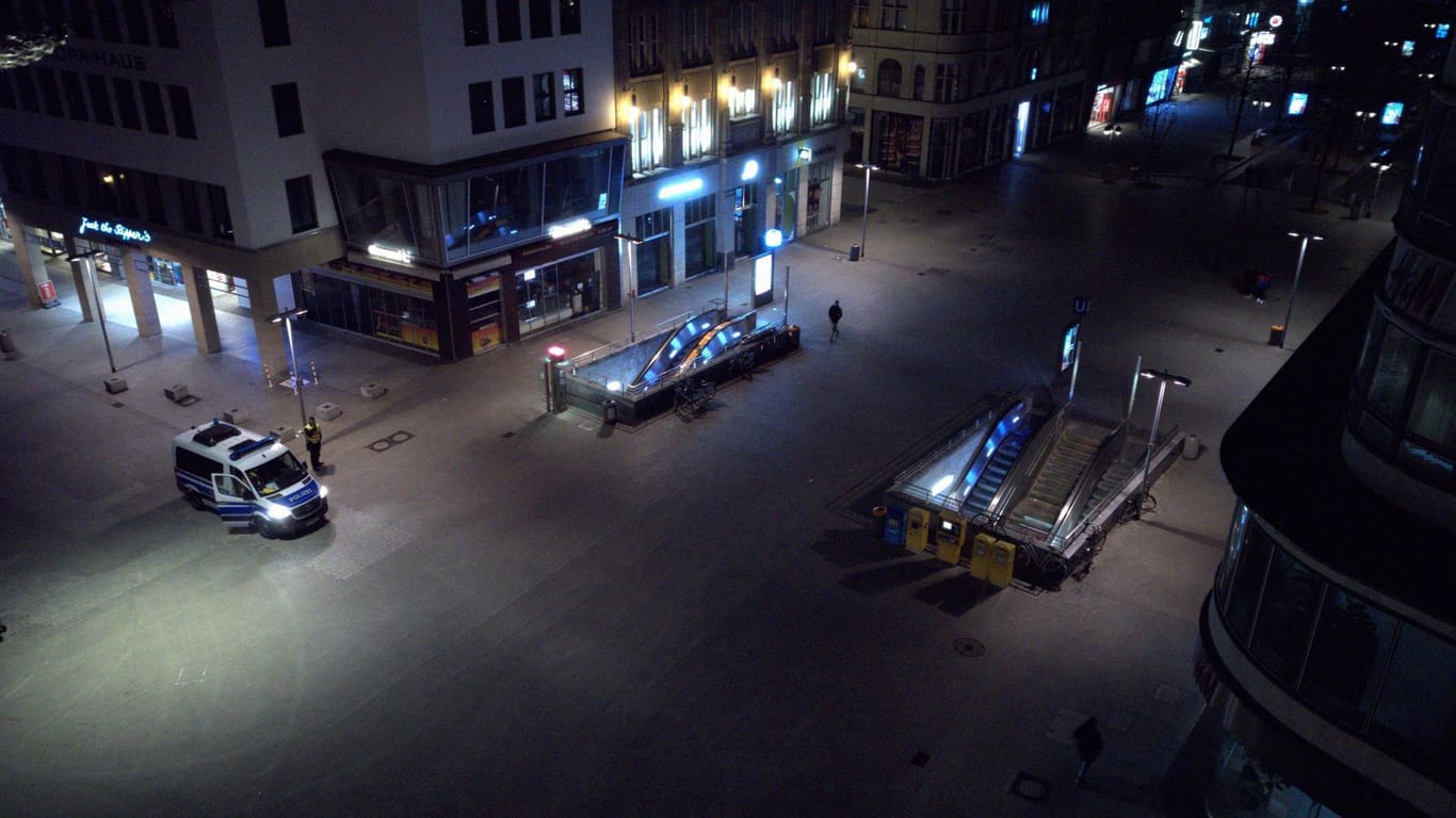Auf einem leeren Platz in Hannover steht ein Polizeiauto (Symbolbild): Bis zum 12. April gilt in der Stadt eine nächtliche Ausgangssperre.