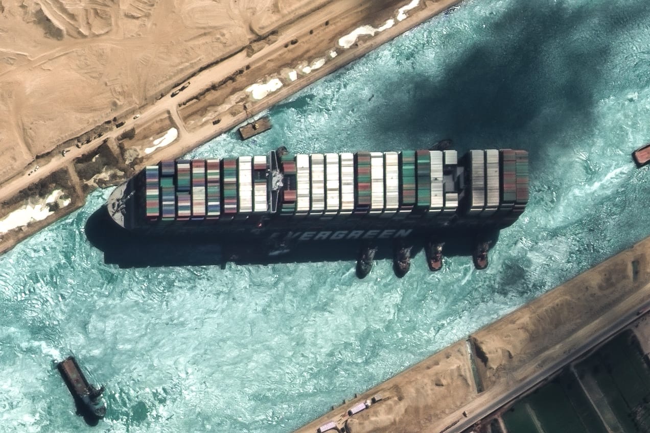 Das auf Grund gelaufene Containerschiff "Ever Given": "Bislang ist unklar, wann die Spree wieder freigegeben werden kann. Bundesverkehrsminister Scheuer (CSU) wurde mit der Bergung des Frachters beauftragt", twittert die Tagesschau.