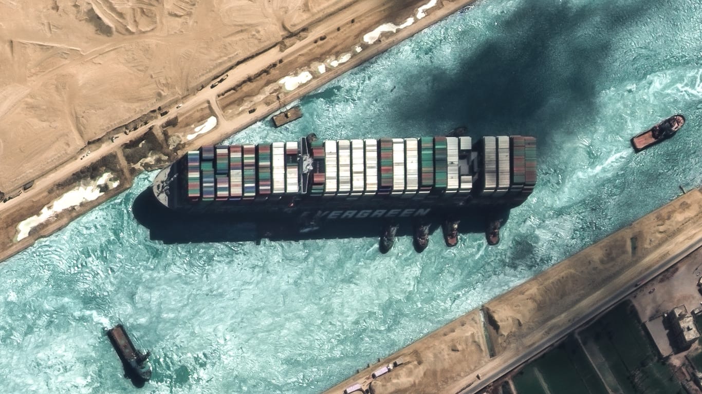 Das auf Grund gelaufene Containerschiff "Ever Given": "Bislang ist unklar, wann die Spree wieder freigegeben werden kann. Bundesverkehrsminister Scheuer (CSU) wurde mit der Bergung des Frachters beauftragt", twittert die Tagesschau.