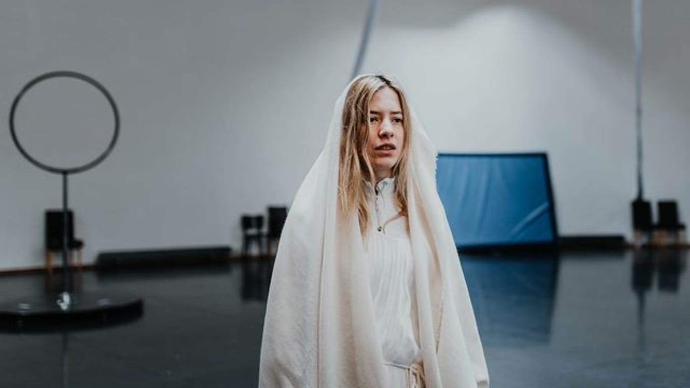 Valentina Schatzer als Maria Magdalena auf Probebühne im Festspielhaus Neuschwanstein für den Film Passion 2:1.