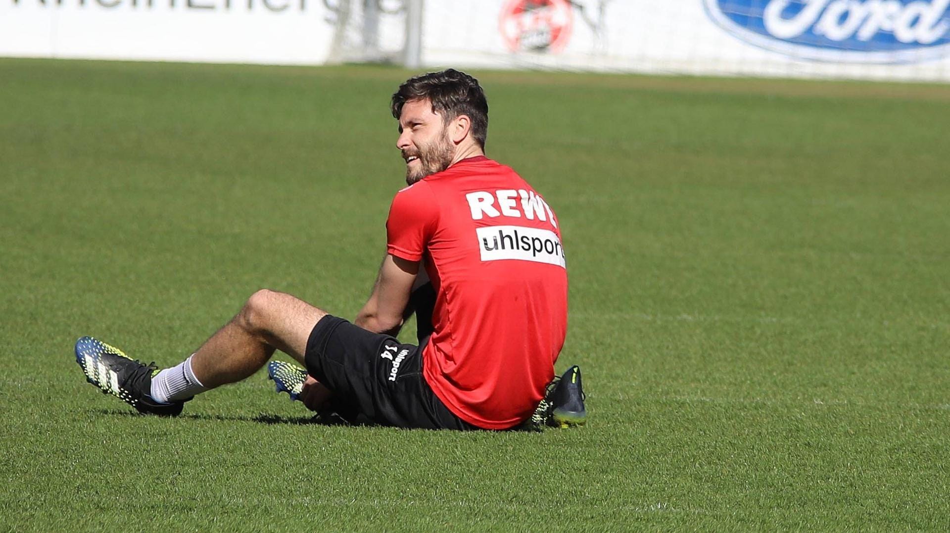 Jonas Hector gestern beim Training des 1.FC Köln (Archivbild): Der Klub ist in massive finanzielle Schieflage geraten.