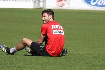 Jonas Hector gestern beim Training des 1.FC Köln (Archivbild): Der Klub ist in massive finanzielle Schieflage geraten.