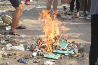 Demonstranten verbrennen die Verfassung: Welche Auswirkungen der Schritt des Untergrundkabinetts hat, ist zunächst unklar.