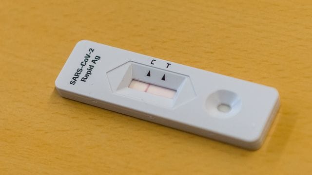 Der Corona-Schnelltest eines Schülers liegt mit negativem Ergebnis auf einem Tisch (Symbolbild): Nach den Osterferien müssen sich alle Schülerinnen und Schüler in NRW testen lassen. Der Corona-Schnelltest eines Schülers liegt mit negativem Ergebnis auf einem Tisch (Symbolbild): Nach den Osterferien müssen sich alle Schülerinnen und Schüler in NRW testen lassen.